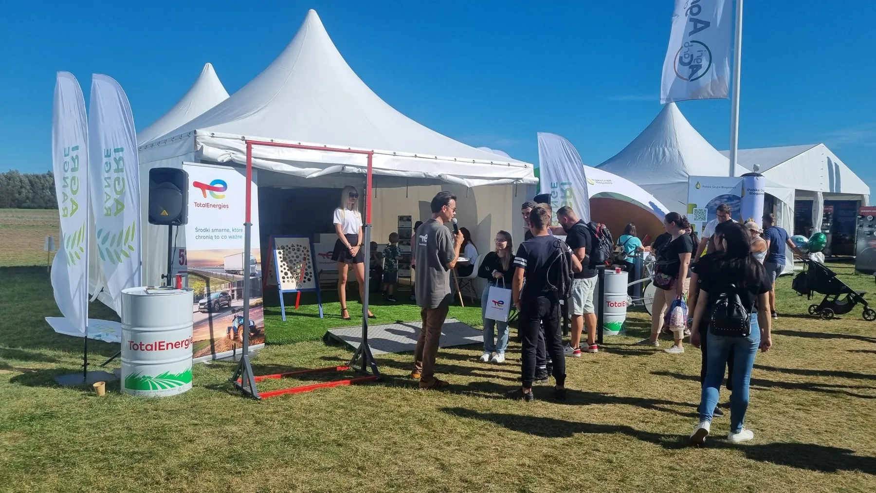 Stoisko TotalEnergies na targach Agro Show 2025 w Bednarach z drążkiem do konkursu podciągania