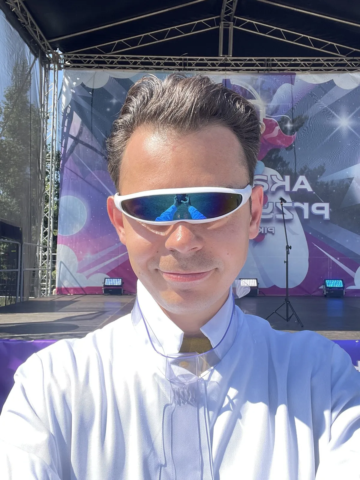 Szymon Alaba w kostiumie naukowca przed sceną pikniku Akademia Przyszłości