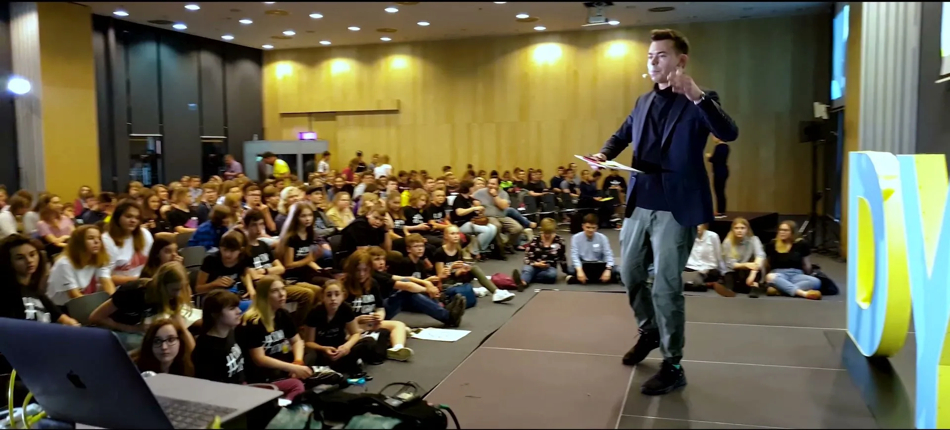 Szymon Alaba na scenie Digital Youth Forum 2019 przed pełną salą Centrum Nauki Kopernik