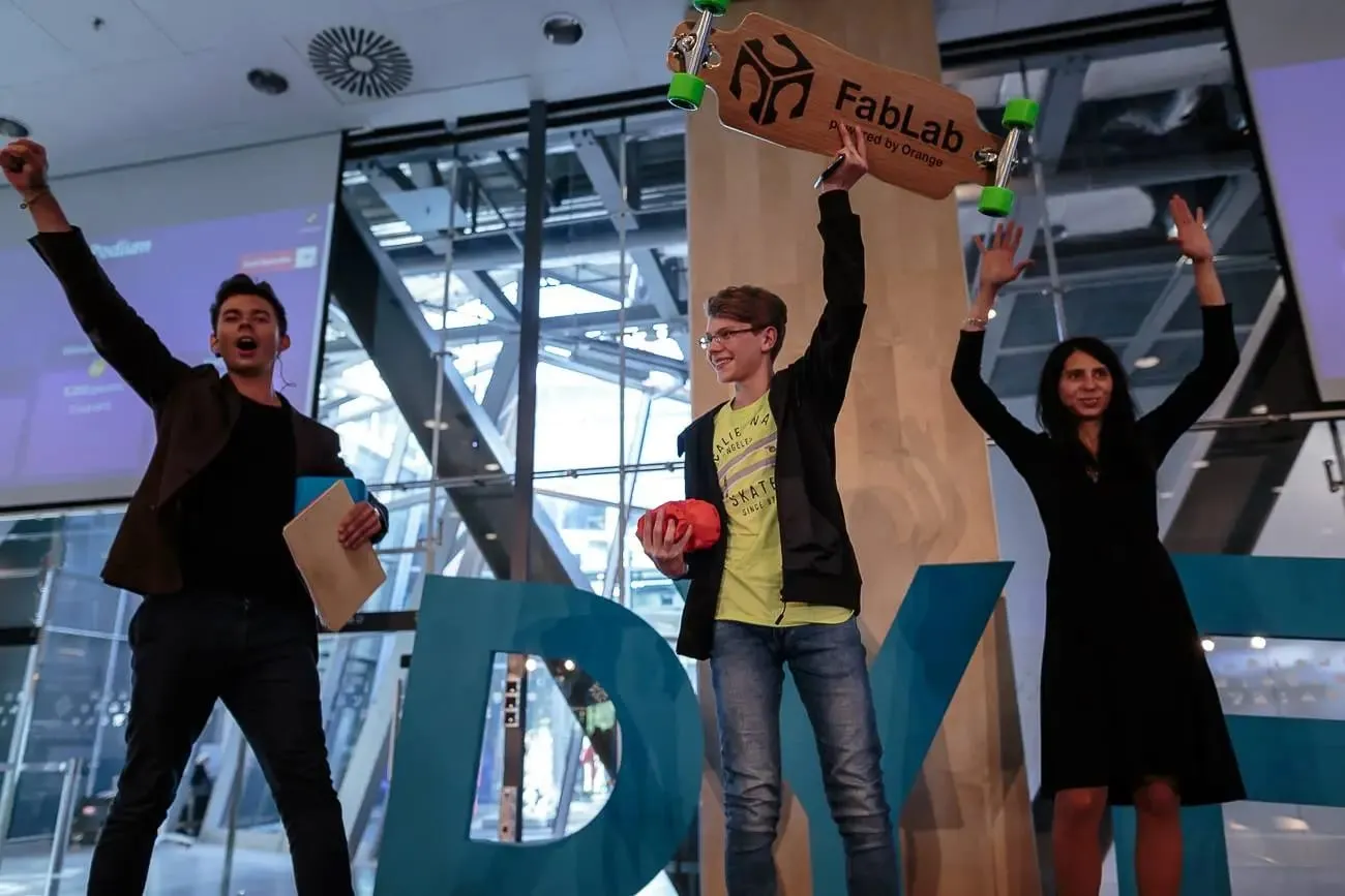 Prowadzący i uczestnicy na scenie Digital Youth Forum w Warszawie