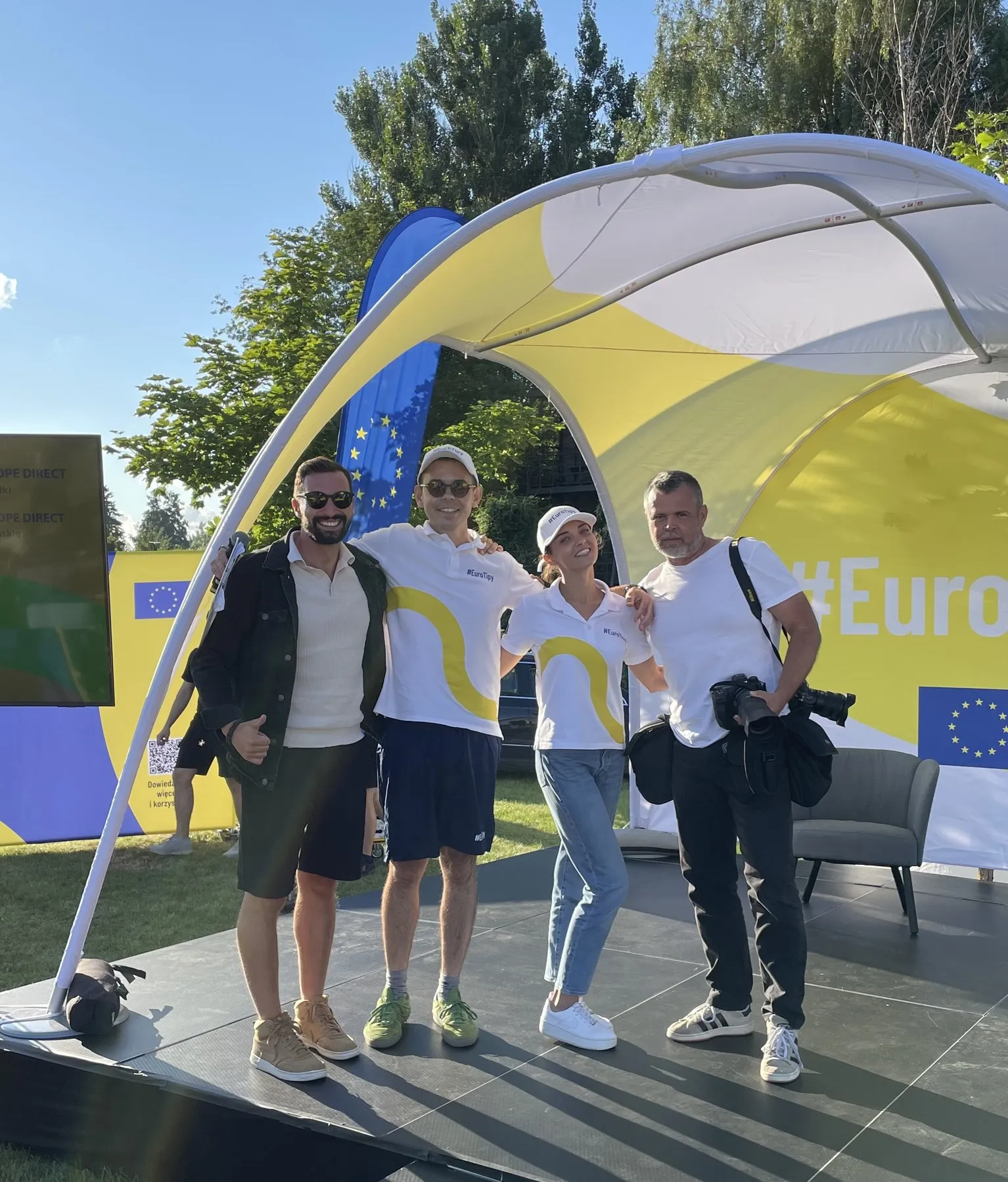Konferansjerzy Szymon Alaba i Luiza Kliczkowska z ekipą na scenie strefy #EuroTipy podczas Dni Suwałk