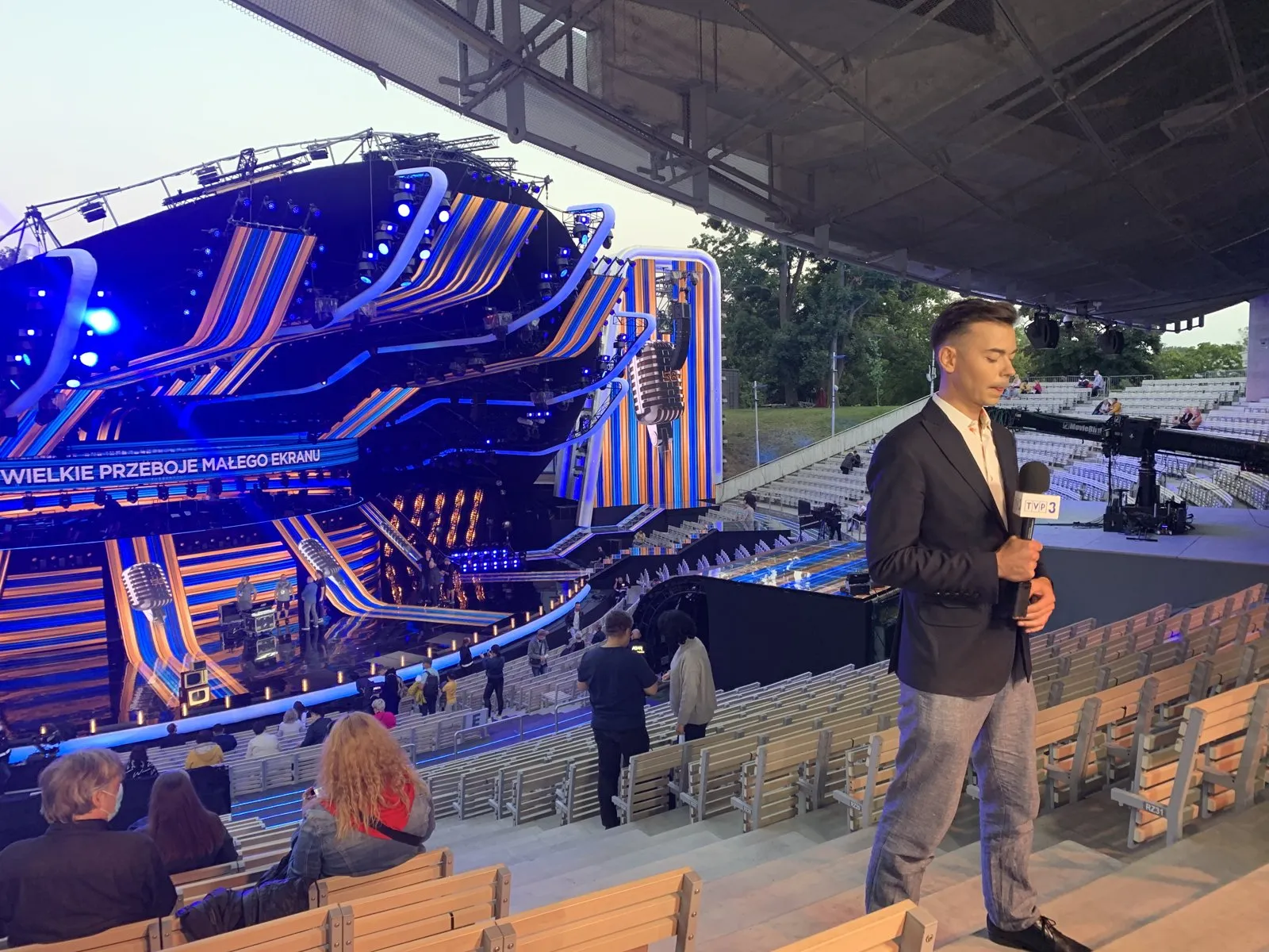 Szymon Alaba z mikrofonem w amfiteatrze opolskim przed sceną festiwalu