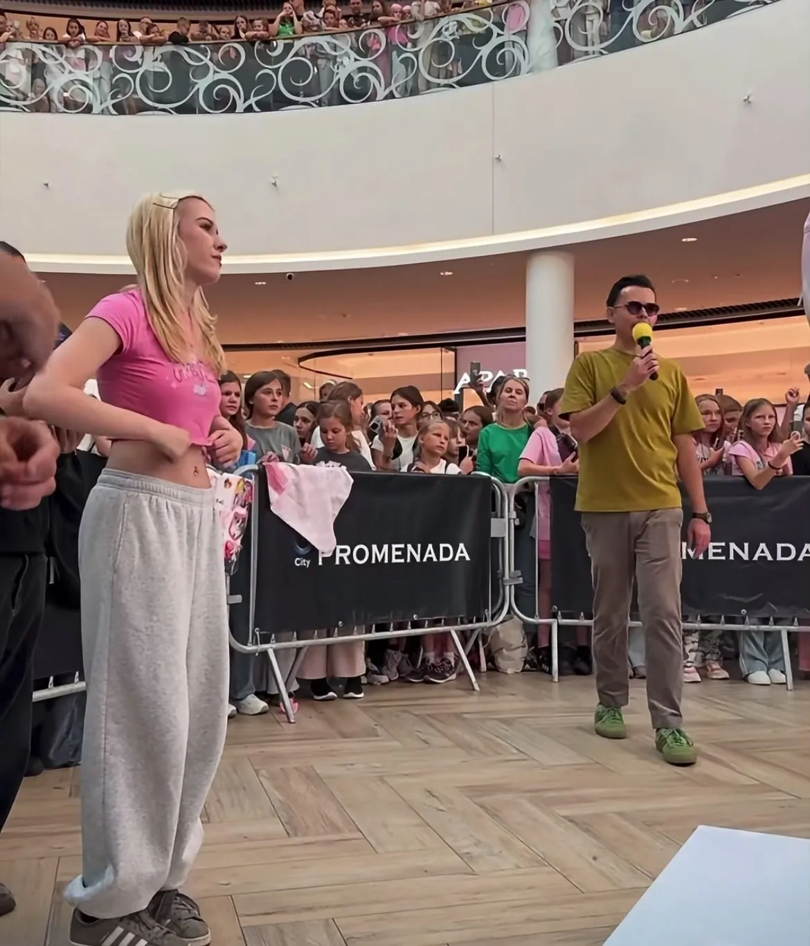Kinia Tymoszuk i konferansjer Szymon Alaba na scenie w G City Promenada