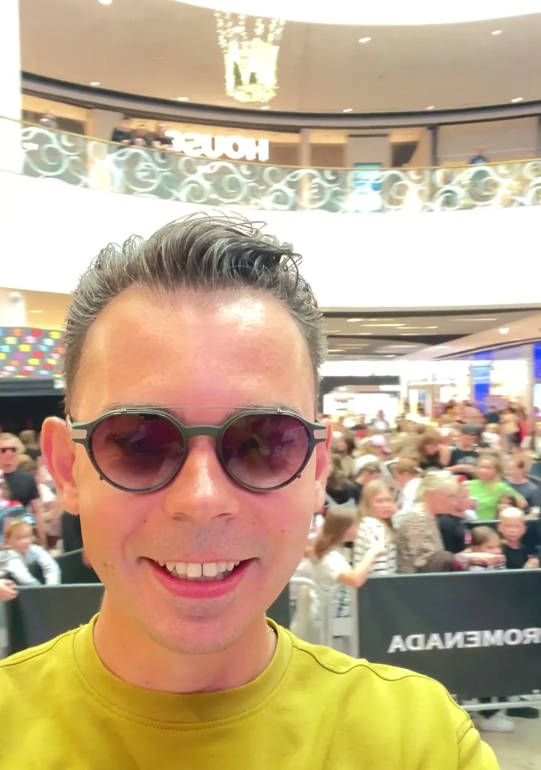 Konferansjer Szymon Alaba na tle tłumu fanów czekających na Kinię Tymoszuk w G City Promenada