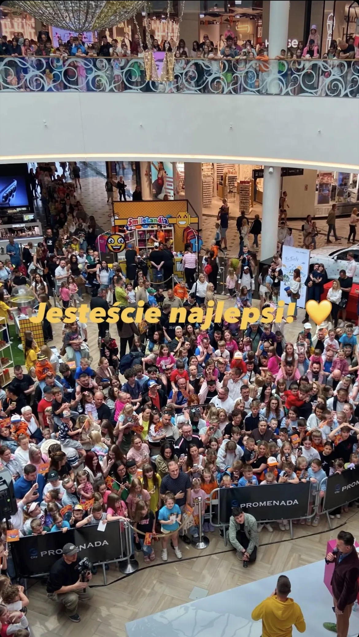 Tysiące dzieci i rodziców przed sceną spotkania ze SmileSlow w G City Promenada, widok z góry