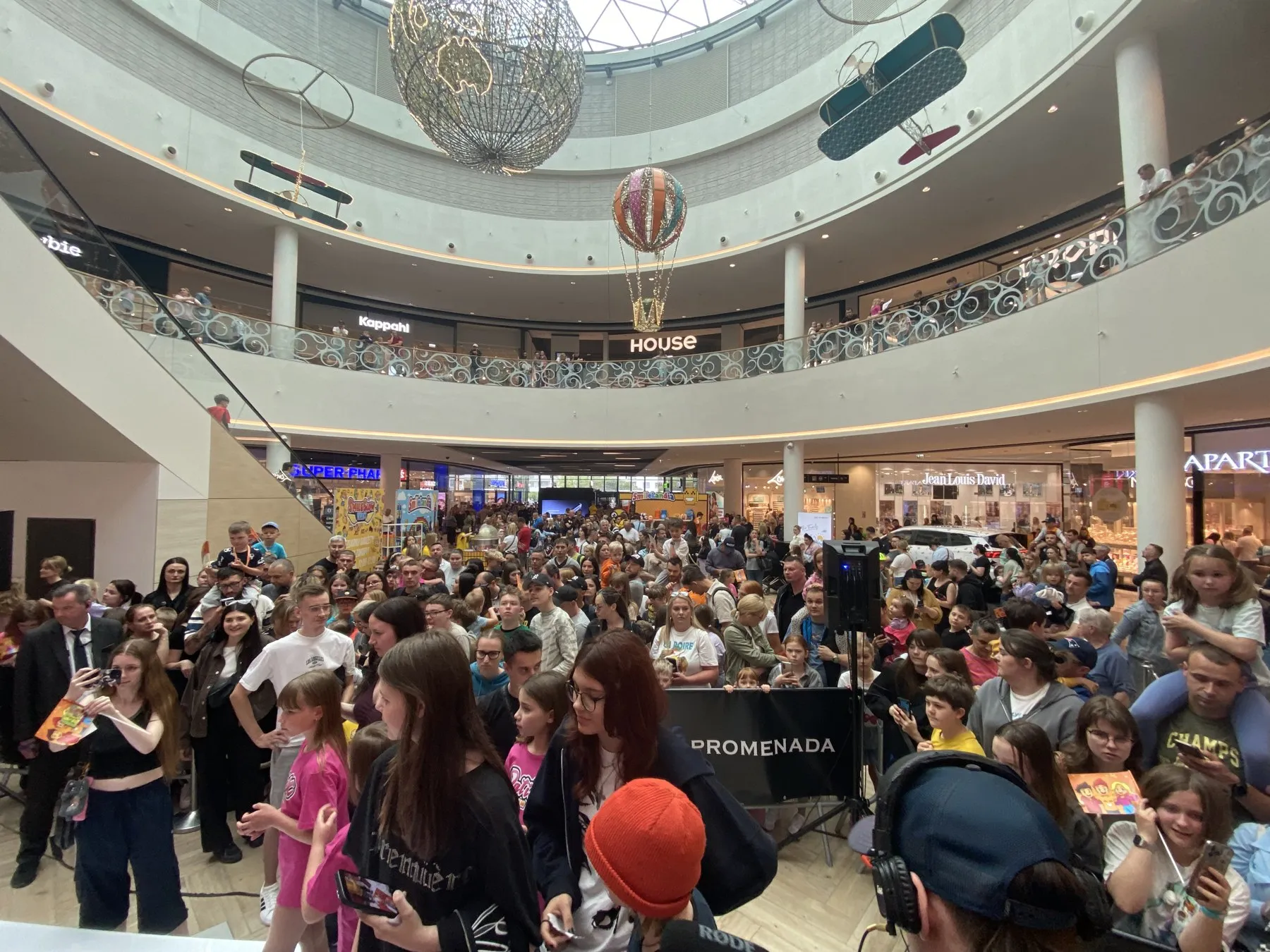 Tłum fanów SmileSlow na wszystkich piętrach galerii G City Promenada w Dzień Dziecka