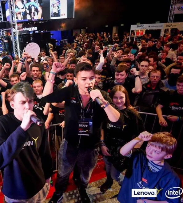 Szymon Alaba z mikrofonem wśród publiczności na evencie gamingowym