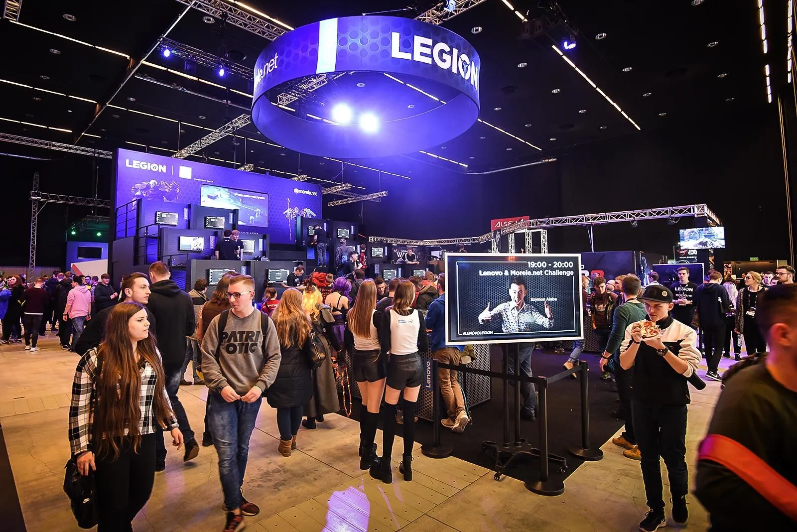 Strefa Lenovo Legion na IEM Katowice 2019 z ekranem zapowiadającym Lenovo & Morele.net Challenge, który prowadzi Szymon Alaba