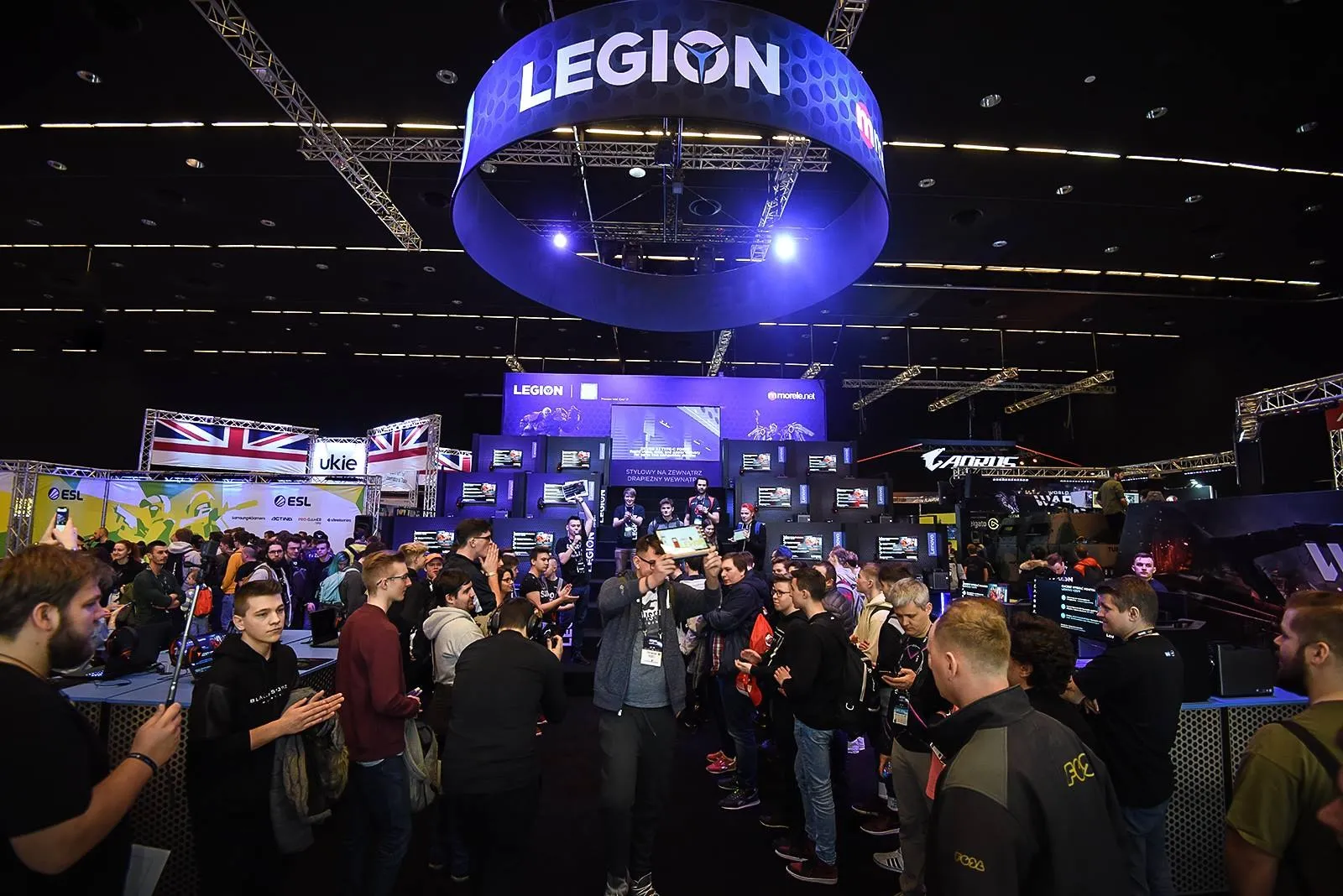 Tłum odwiedzających przed sceną strefy Lenovo Legion i morele.net na IEM Katowice 2019