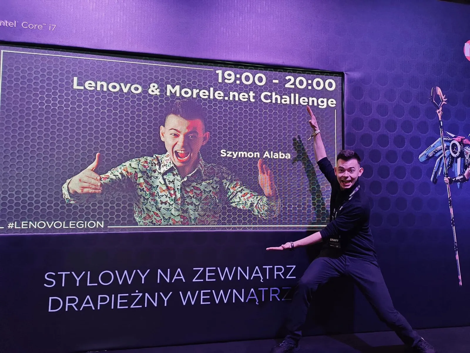 Szymon Alaba na scenie strefy Lenovo Legion podczas IEM Katowice 2019, na ekranie zapowiedź Lenovo & Morele.net Challenge