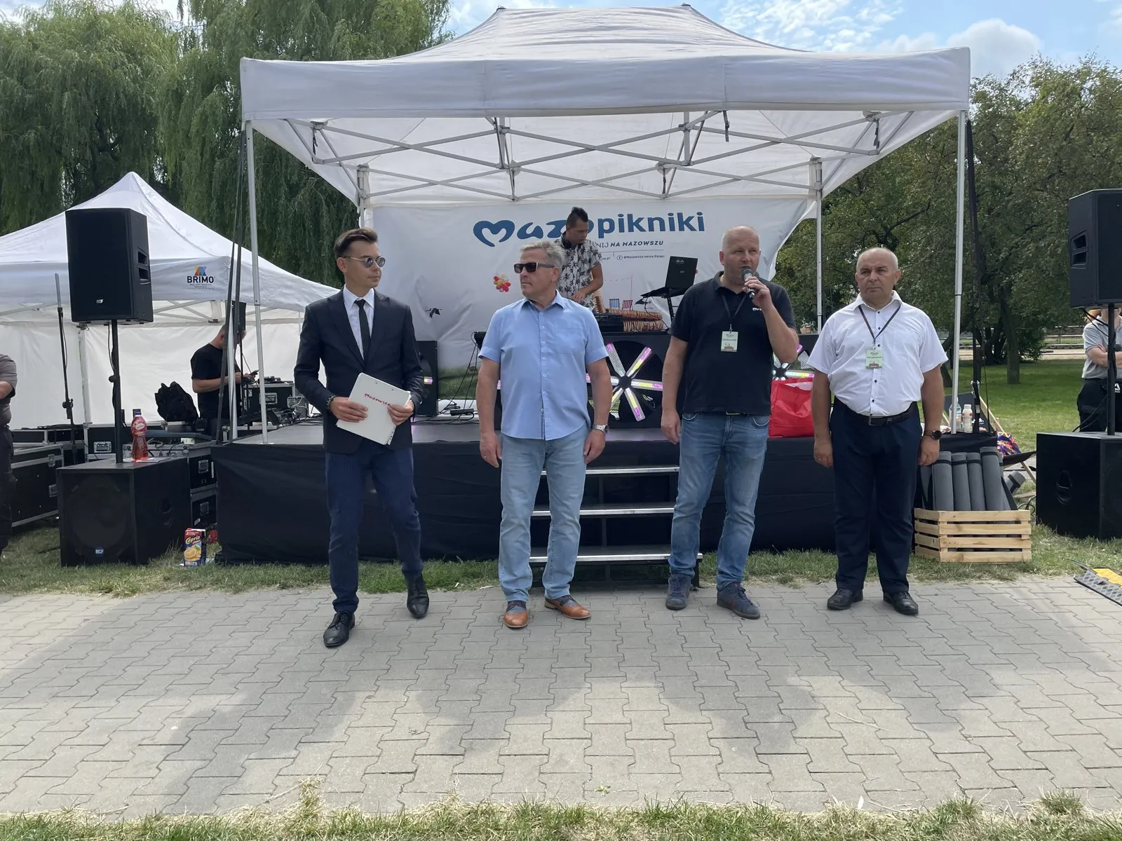 Szymon Alaba z gośćmi przed sceną Mazopikniku podczas oficjalnego otwarcia
