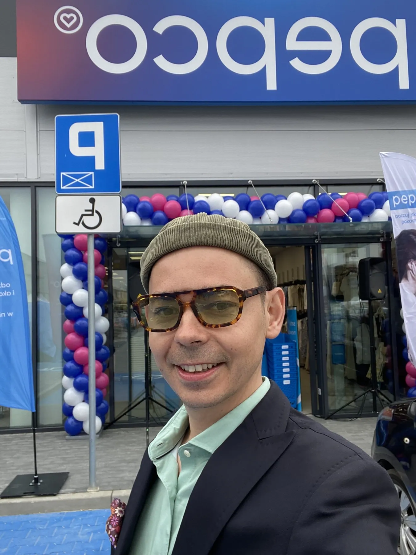 Konferansjer przy balonowej bramie przed sklepem Pepco w dniu otwarcia