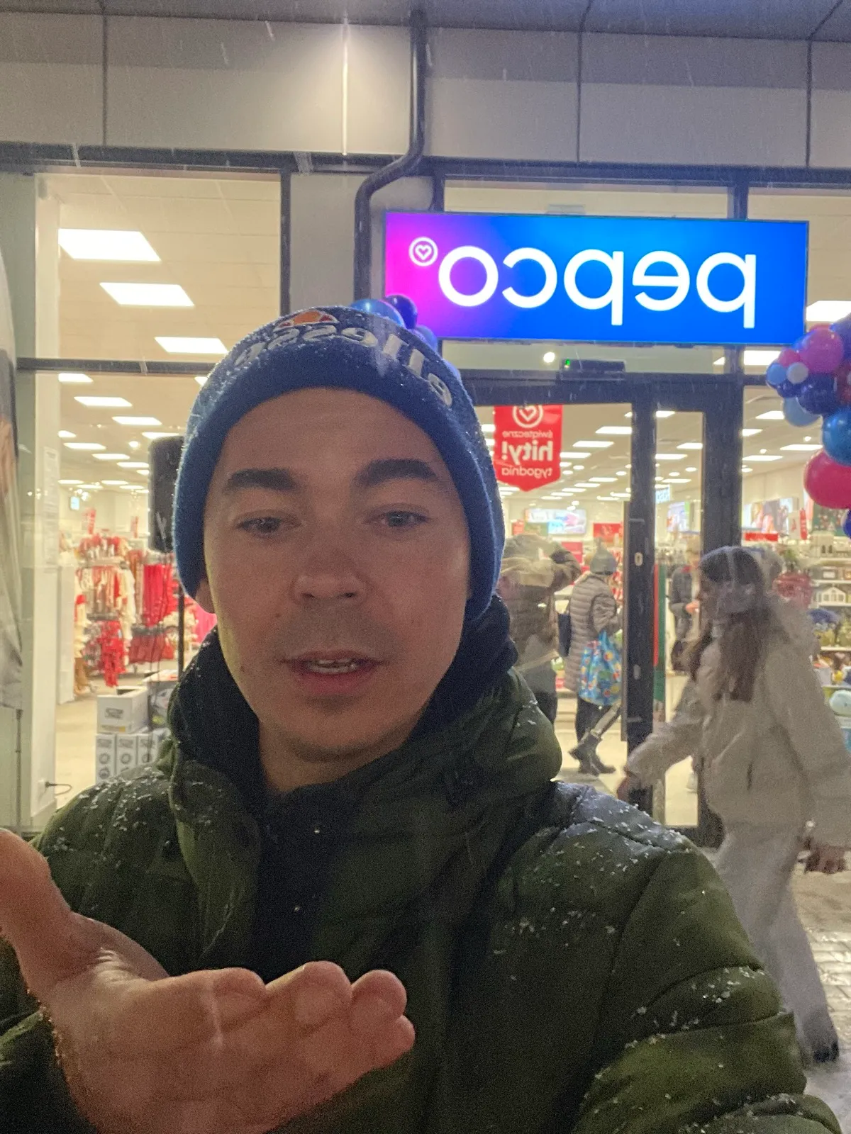 Konferansjer w zimowej czapce zaprasza do nowego sklepu Pepco w M Park Rokietnica podczas otwarcia