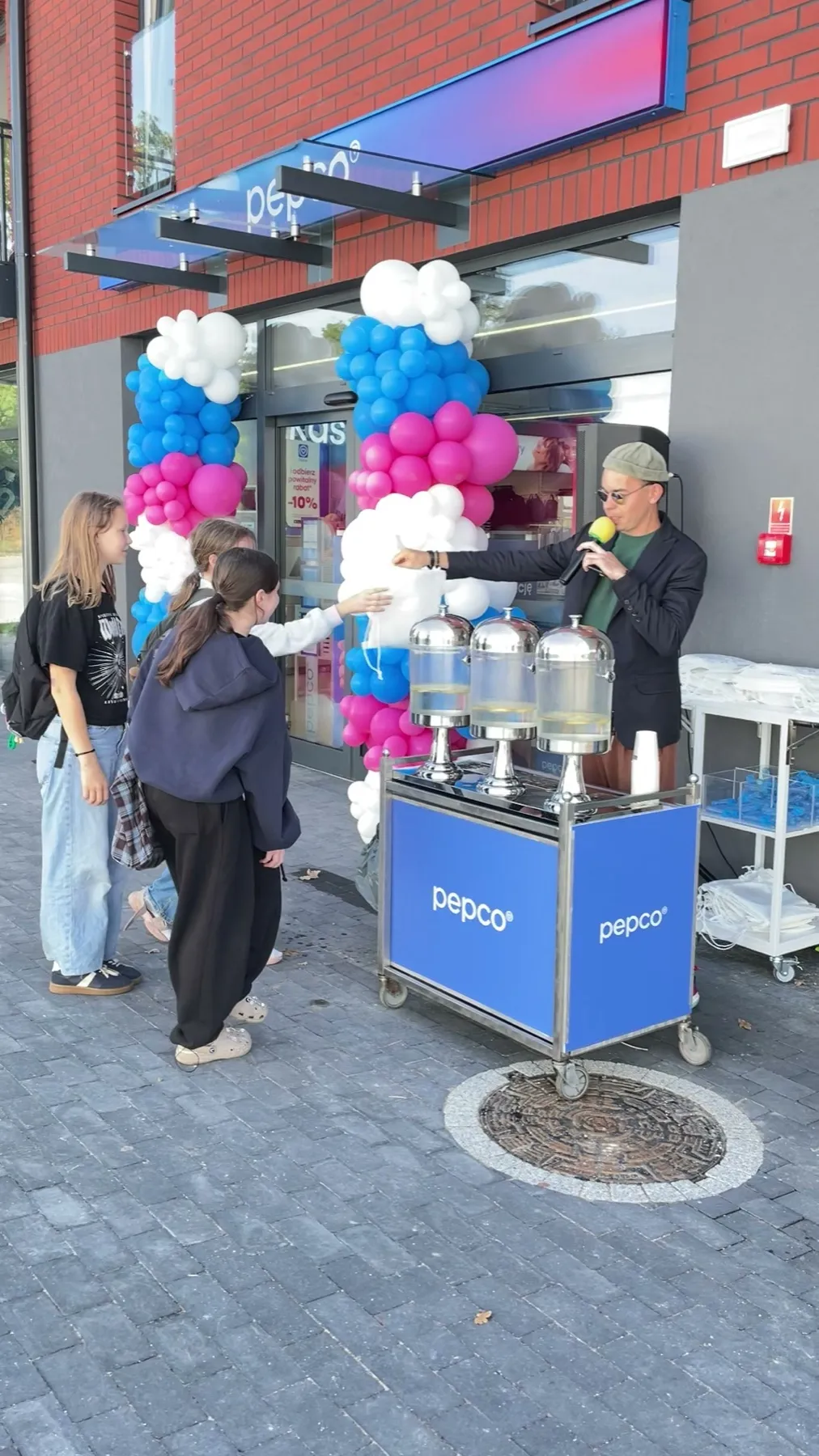 Konferansjer przy stoisku Pepco z darmową lemoniadą podczas otwarcia sklepu przy ul. Rudzkiej w Łodzi
