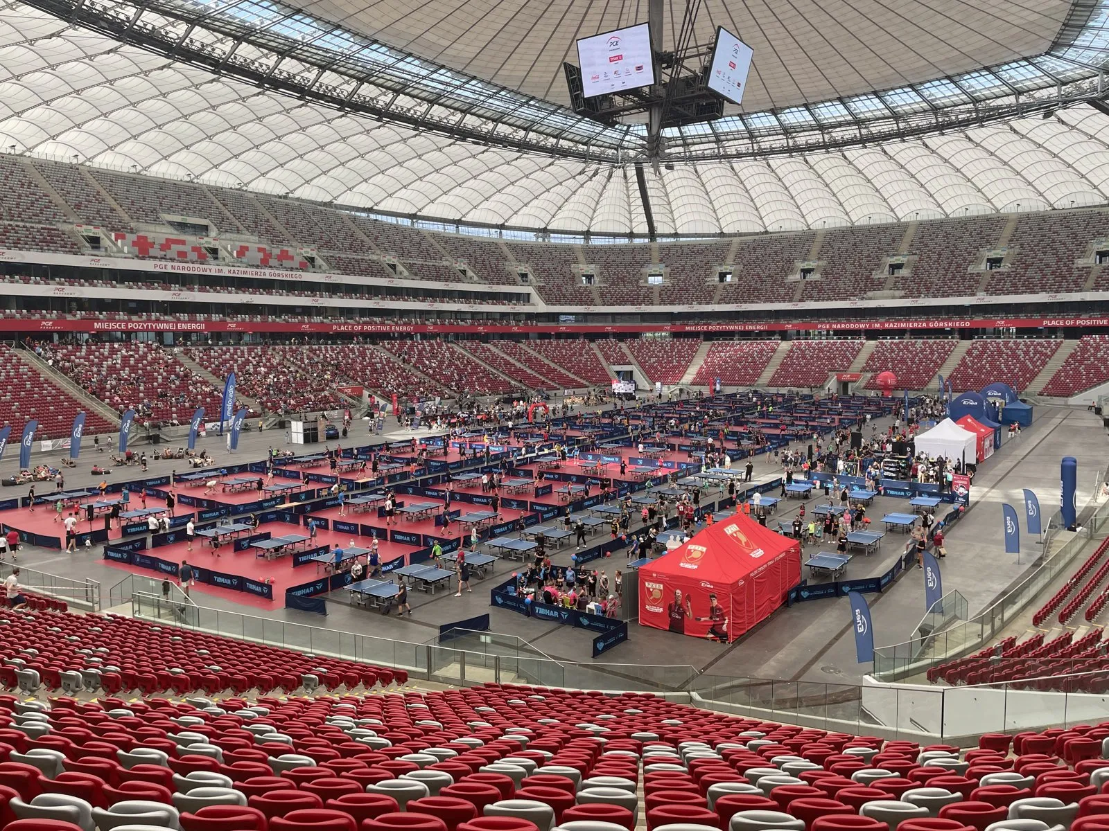 Płyta PGE Narodowego ze stołami do tenisa stołowego podczas Pingpongowego PGE Narodowego 2023