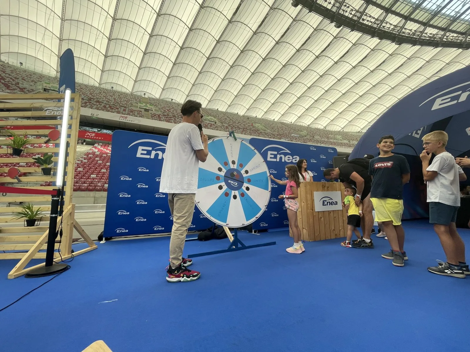 Kolejka do Koła Fortuny w strefie Enea na Pingpongowym PGE Narodowym