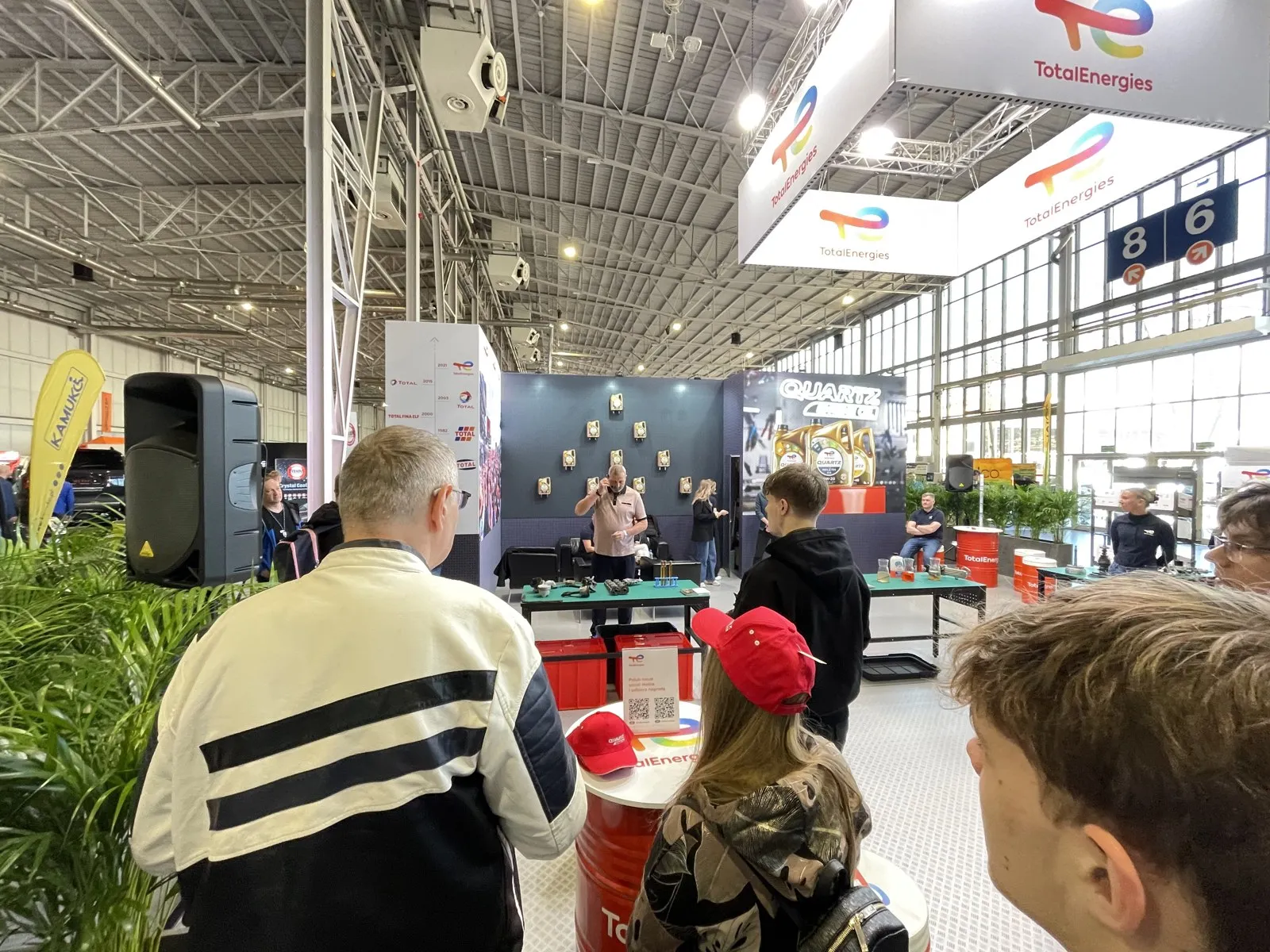Goście przy stoisku TotalEnergies w pawilonie Poznań Motor Show 2026