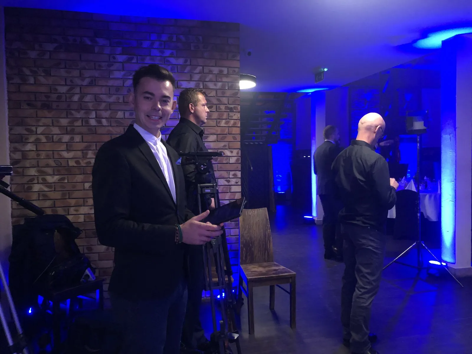 Szymon Alaba z mikrofonem przed wejściem na żywo w strefie wywiadów gali w Krakowie