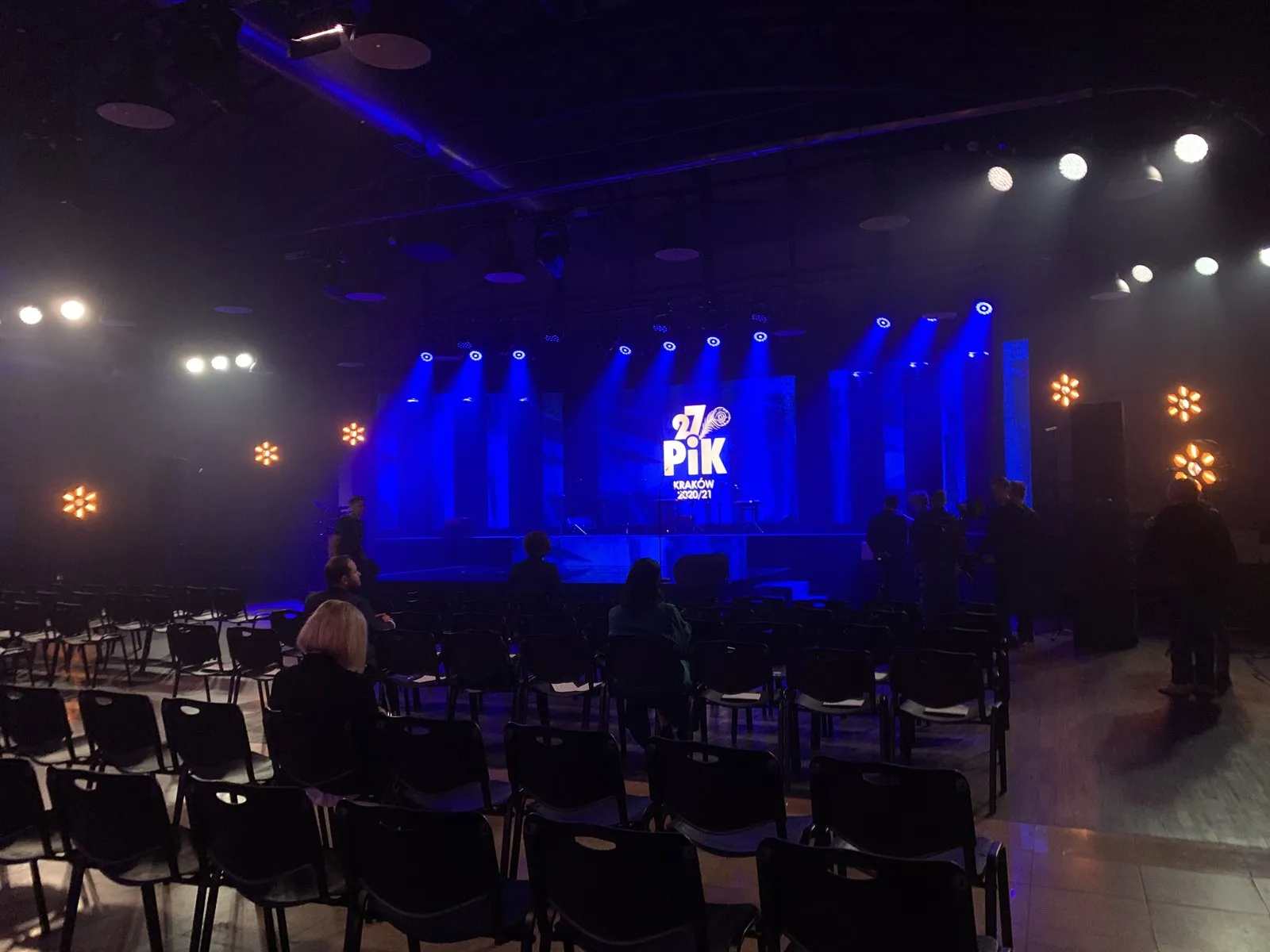 Sala gali PiK TVP w Krakowie ze sceną i logo PiK przed rozpoczęciem