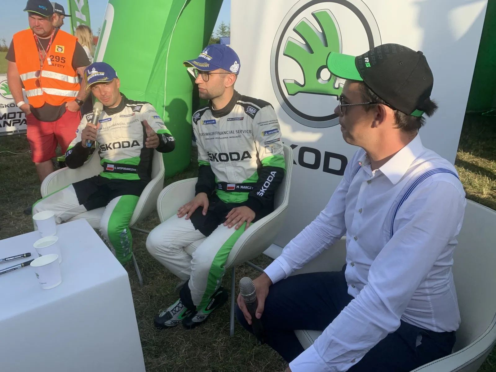 Szymon Alaba prowadzi wywiad z kierowcą rajdowym Miko Marczykiem w strefie Škoda Moto Fanpark, Rajd Polski 2019