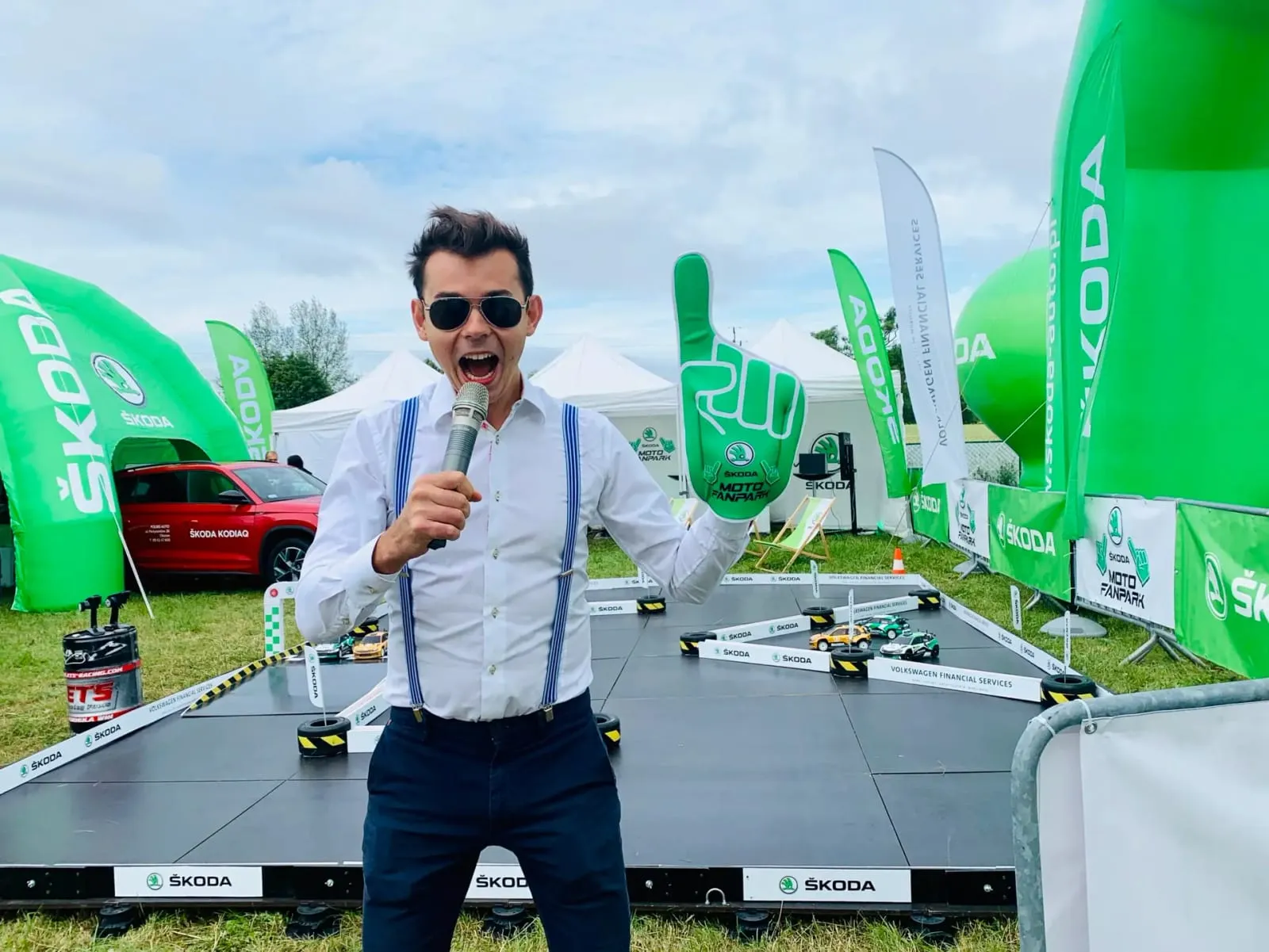 Prowadzący z mikrofonem w strefie Škoda podczas Rajdu Polskiego