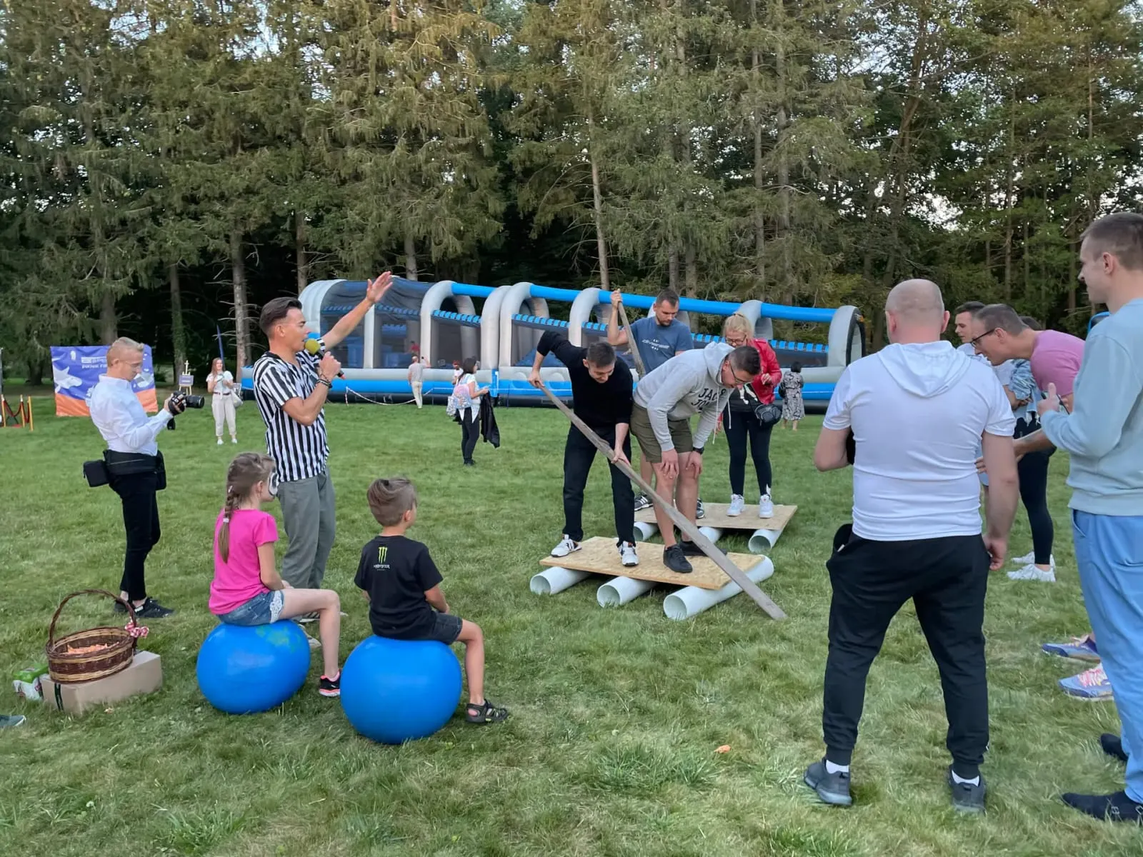 Uczestnicy zabaw team buildingowych na trawie w Koszalinie