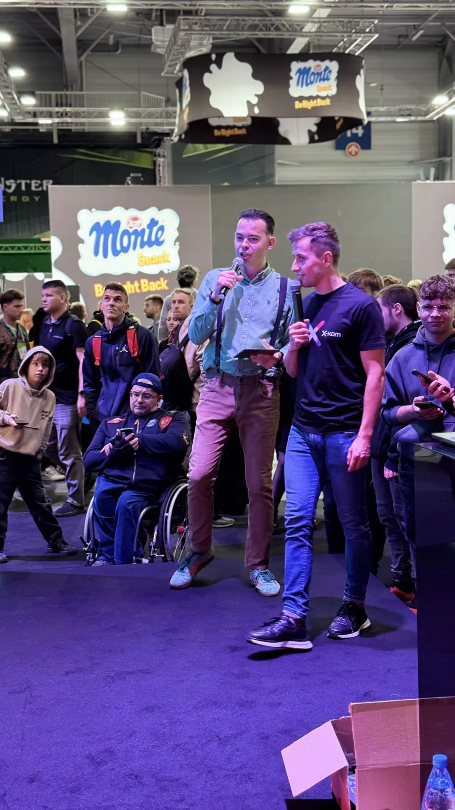 Szymon Alaba z przedstawicielem x-kom wśród uczestników Poznań Game Arena 2025