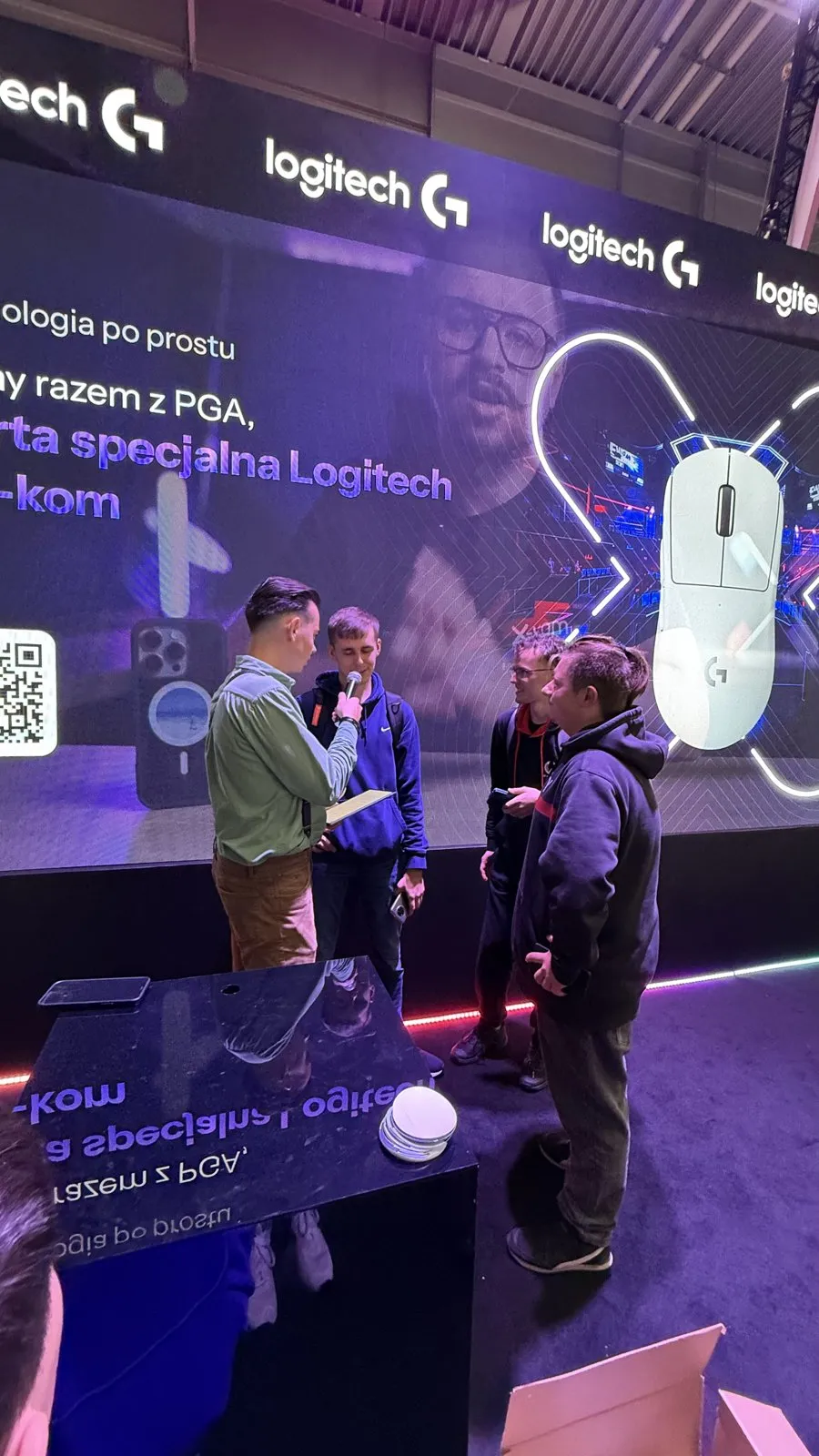 Rozmowa z uczestnikami na scenie strefy x-kom podczas prezentacji partnera, Poznań Game Arena 2025