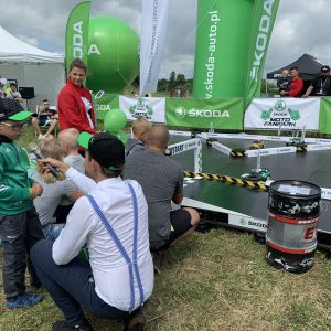 Rajd Polski strefa Skoda rozmowa z młodym widzem. jpg